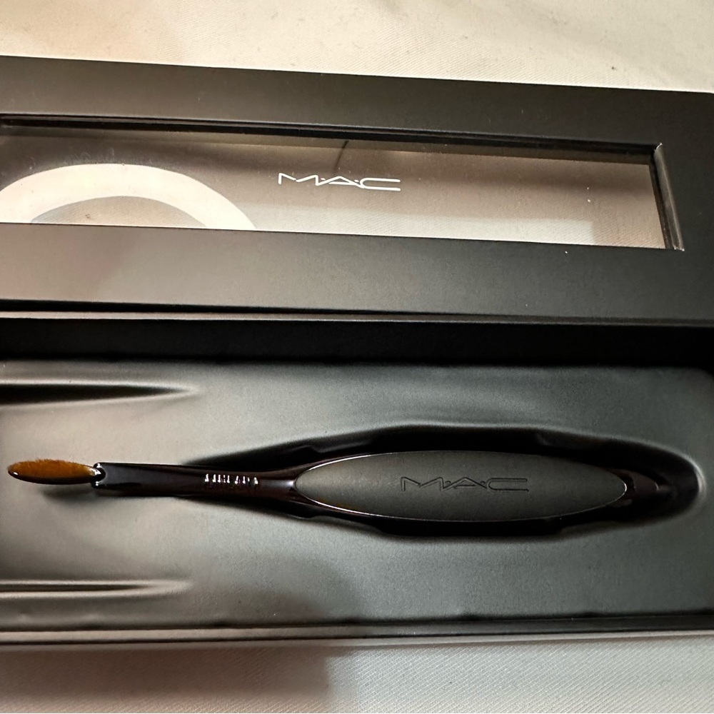 MAC Cosmetics Linear 1 Brush